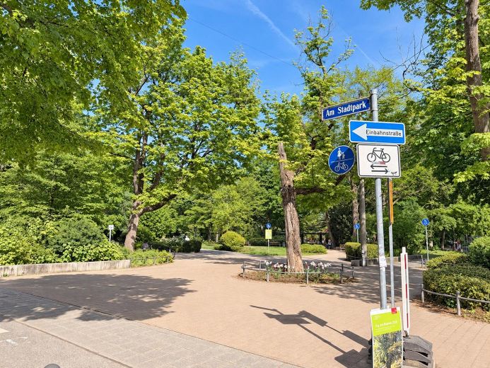 Einmalige Chance: Wohnen zwischen Burg und Stadtpark im Einfamilienhaus mit fünf Zimmern und Garten – Stadtpark · Eingang · Umgebung