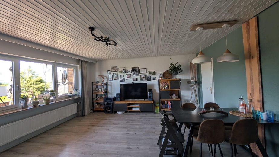 Schweinfurt yakınında misafir daireli ev, ticari salon + imarlı arsa – Wohnzimmer OG
