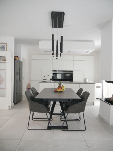 Essbereich mit Blick zur Küche