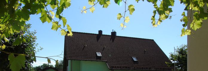Appartamento seminterrato modernizzato in posizione tranquilla con terrazza, giardino e posto auto – Hausansicht