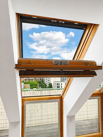 ब्रोकर कमीशन-मुक्त! ऊपरी मंज़िल, 91m², 2 टैरेस, 2.5 कमरे – Schwingfenster mit Weitblick