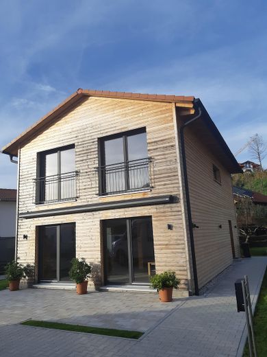 SENZA PROVVIGIONE: Moderna casa in legno "a basso consumo energetico A+" su terreno in enfiteusi nella splendida regione del Chiemgau – Holzhaus Südostansicht