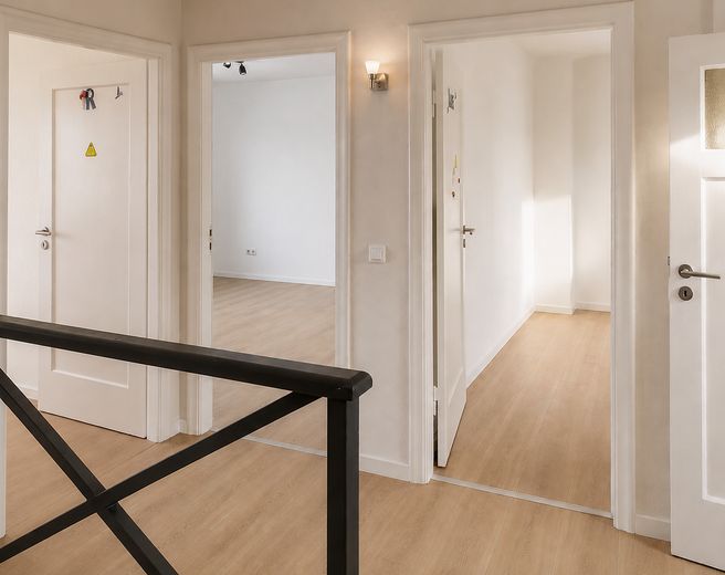Frisch renoviertes Reihenhaus | 146 m² | 8 Zimmer | Garten & Balkon | provisionsfrei – Flur DG