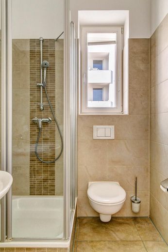 Lichtdurchflutete Penthouse-Wohnung mit Dachterrasse unweit der Münchener City – Duschbad