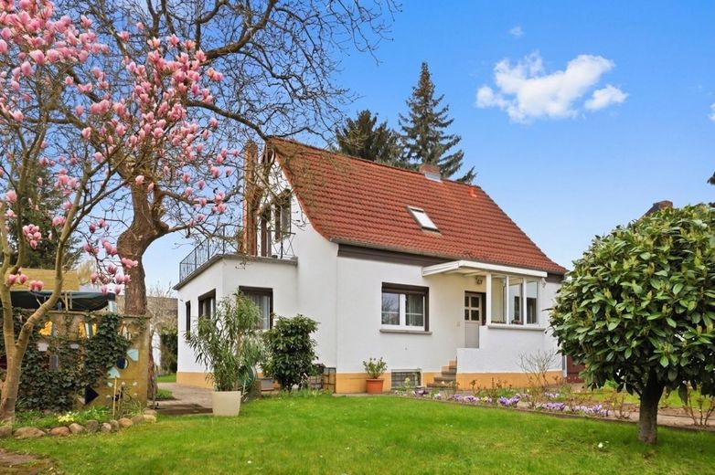 Charmantes Einfamilienhaus und Gartenhaus auf großem Grundstück – Vorderansicht