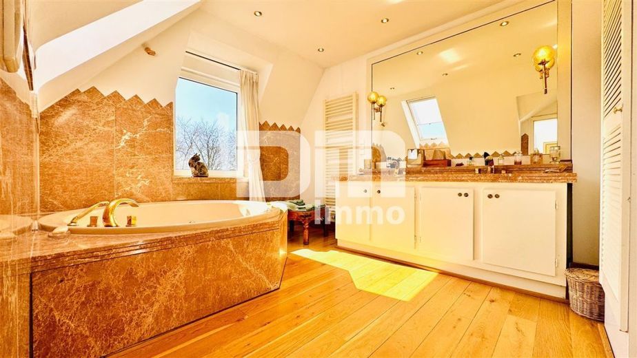Hochwertige 5-Zi Wohnung in Traumlage mit Balkon in gepflegter Jugendstil-Villa + Panoramablick – Badezimmer / Badewanne