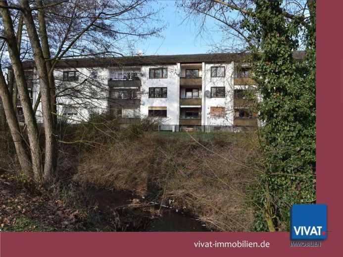SENZA PROVVIGIONE A CARICO DELL’ACQUIRENTE! Appartamento al piano rialzato (4 vani, cucina, bagno) con porzione di giardino, loggia e garage. Posizione periferica! – Foto 1