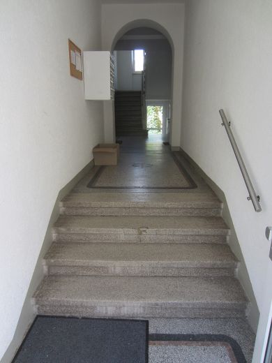 Attraktive, sehr schön möblierte 3-Zimmer Wohnung in Erfurt – Hausflur