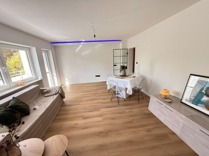 ERSTBEZUG - Vollständig sanierte 3-Zimmer-Wohnung mit Loggia und ca. 4 % Mietrendite in Nbg-Zabo – Wohnzimmer