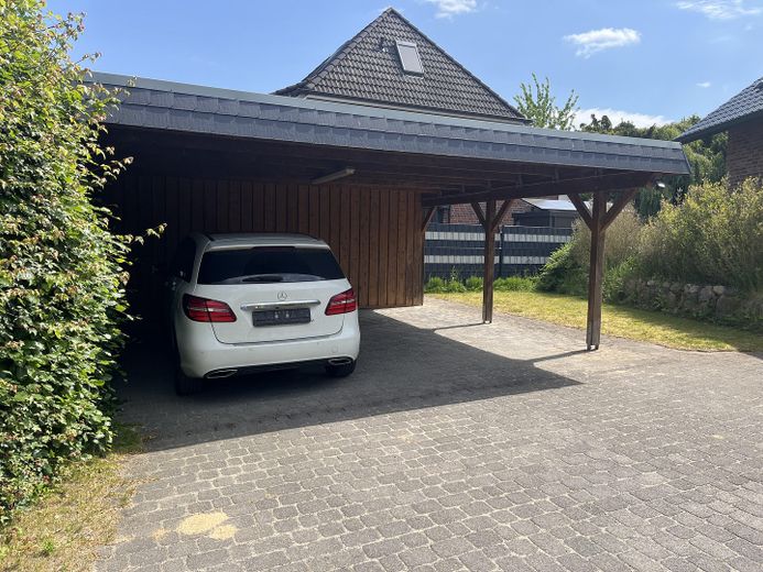 Carport vor dem Haus