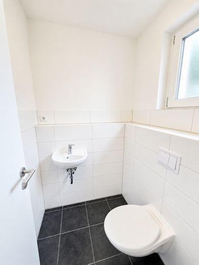 Bez prowizji: Nowoczesny środkowy dom szeregowy (rok budowy 2019) o powierzchni 163 m², z ogrodem, studiem i tarasem na dachu – Gäste WC