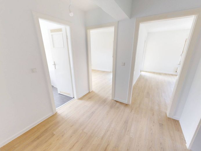 Uw vakantiegeld – 2 netto koude huren cadeau! Groot 3-kamerappartement met BALKON en op loopafstand van de Main-oever – Ansicht I: Flur