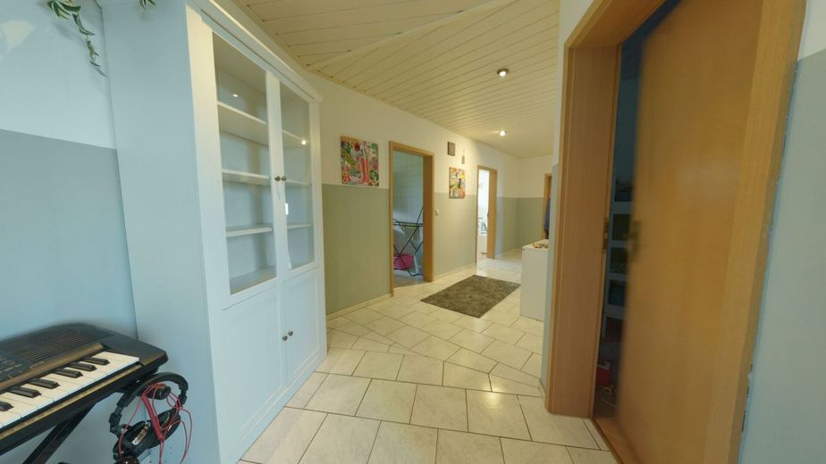 Resthof in echter Alleinlage: Modernisiert | 29.000 m² | 
Einliegerwohnung | Pferdehaltung | Pool – Flur Einliegerwohnung