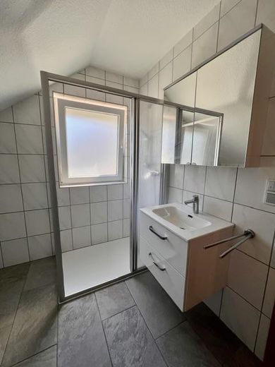 Helle 2-Zimmer-DG-Wohnung in 66540 Neunkirchen – Perfekt für Berufstätige – Bad