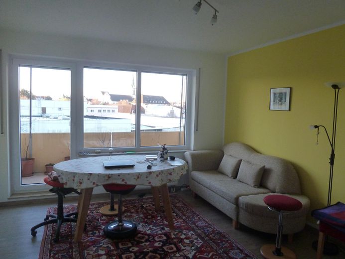 Bright 2-room apartment in a central, quiet location with balcony, loggia, view of greenery and parking space – Wohnzimmer mit Balkon