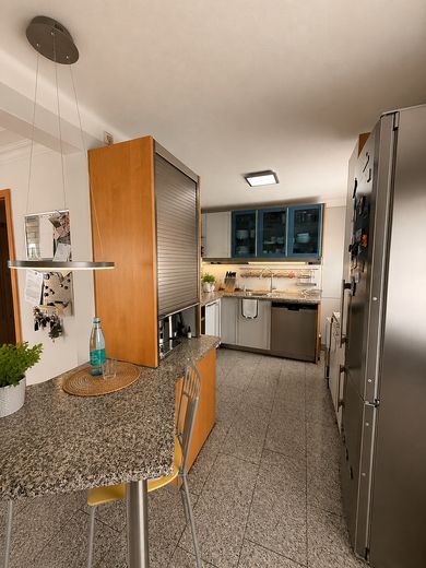 CHARMANTES EINFAMILIENHAUS MIT LICHTDURCHFLUTETEM WINTERGARTEN AUF IDYLLISCHEM GRUNDSTÜCK – Küche