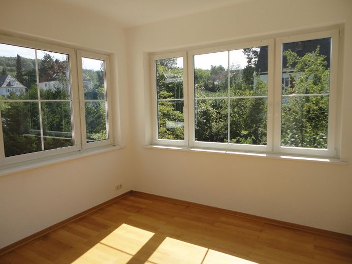 Lichtdurchflutete 4,5 Zimmerwohnung mit Balkon im oberen Göttinger Ostviertel – Wintergarten, Ost-u Südfenster