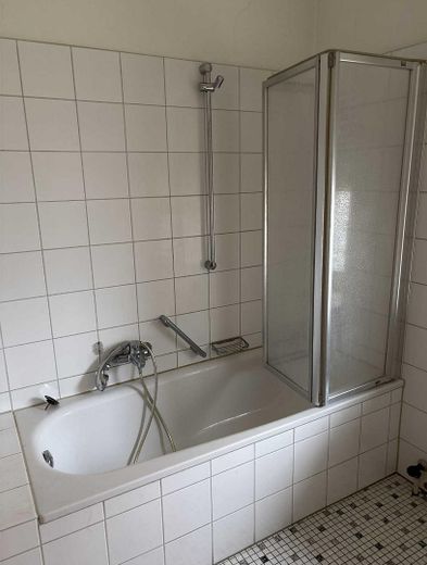 Bezahlbar wohnen: Renovierungsbedürftiges Haus im Erbbaurecht mit Potenzial – EG Bad - Duschwanne