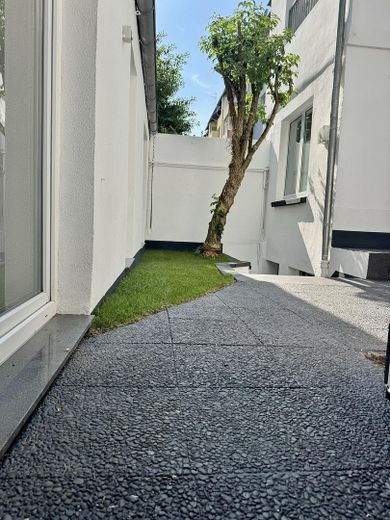 Exklusives Hinterhof-Loft mit Garten, Terrasse & Galerie | Erstbezug | Flingern – Terrasse und Garten