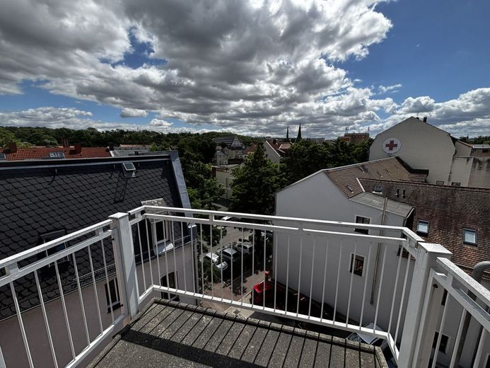 modernisierte/helle und möblierte Dachgeschosswohnung - 1,5 Zi. Küche mit EBK/Wannenbad  - ca. 35m² - zentrumsnah – 260703_ETW_BOS44_Nr.13_020_Balkon