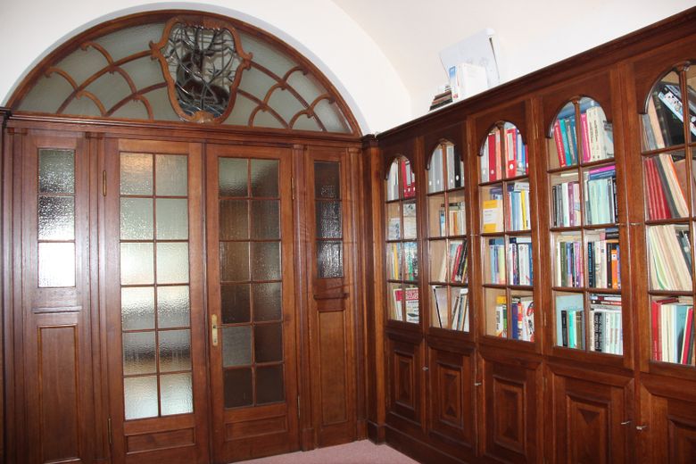 Modernisierte Jugendstilvilla – Bibliothek EG re. 