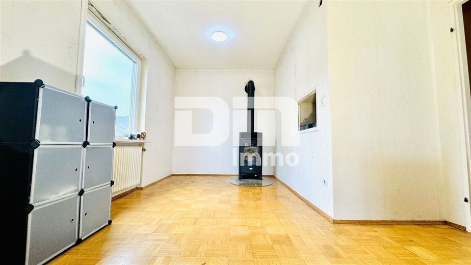 Gepflegtes Ein / Zweifamilienhaus mit Doppelgarage in begehrter Ortsrandlage von Zierenberg – WE2 OG Wohn / Esszimmer / Zugang Balkon / Kamin