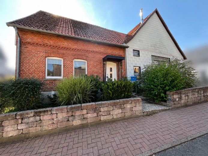 Einfamilienhaus mit großzügigem Garten – Ansicht von der Straße