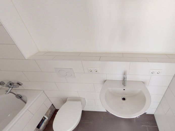 Hell und modern: Große 4-Zimmer-Wohnung mit EBK, 2 BÄDERN und BALKON im Neubauquartier FIELD 4 – Ansicht I: Bad en Suite