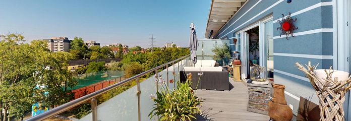 Einzigartige Vier-Zimmer-Penthousewohnung mit Lift und Terrasse in Frankfurt am Main – Dachterrasse