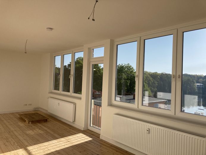 Sonnige 3-Zimmer-Wohnung im sanierten Altbau – Wohnzimmer