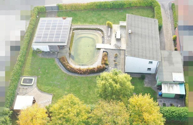 Architektenhaus (KfW 40)+ Extra Wohngebäude + Solar + Teich + Sauna – Luftbild