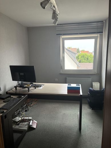 Wolnostojący dom dwurodzinny z potencjałem i dużym ogrodem, 170 m² – Kinderzimmer OG