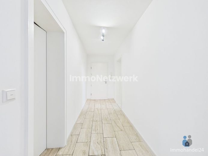 NEU***sanierte, leerstehende 4 Zimmer ETW mit Balkon und TG-Stellplatz***TOPPREIS – Flur