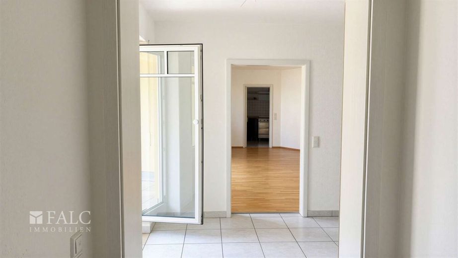Lichtdurchflutete Maisonette-Wohnung mit zwei Balkonen in zentraler Lage von Wiesloch zu vermieten – Flur