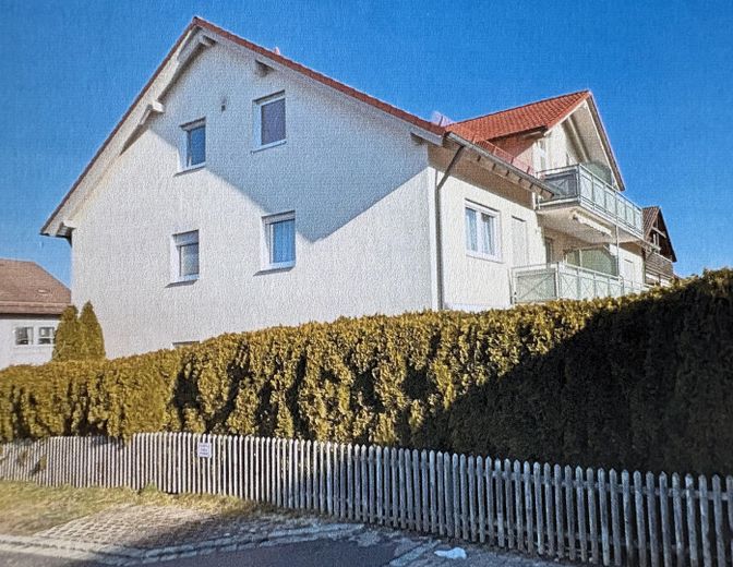 Well-maintained 2.5-room top-floor apartment with south-facing balcony, two parking spaces and fitted kitchen – Foto 1