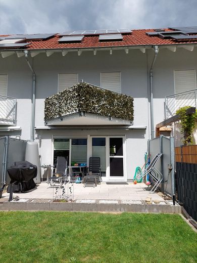 Modernisiertes Reihenmittelhaus mit Garten, Sauna und Photovoltaikanlage – Haus und Garten Rückseite