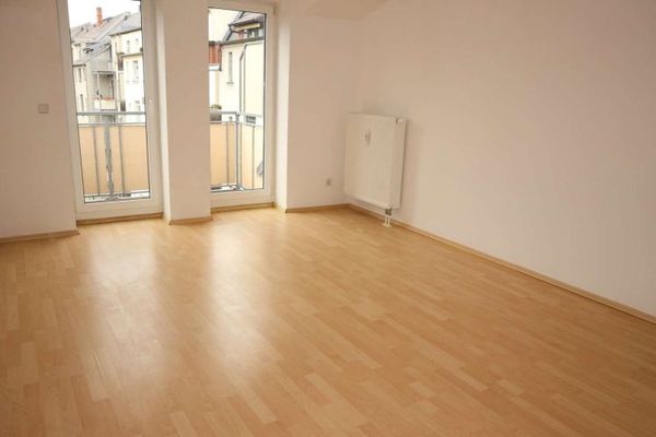 Disponibile dal 1.2.27 - appartamento mansardato - balcone sul soggiorno - laminato - bagno con doccia**