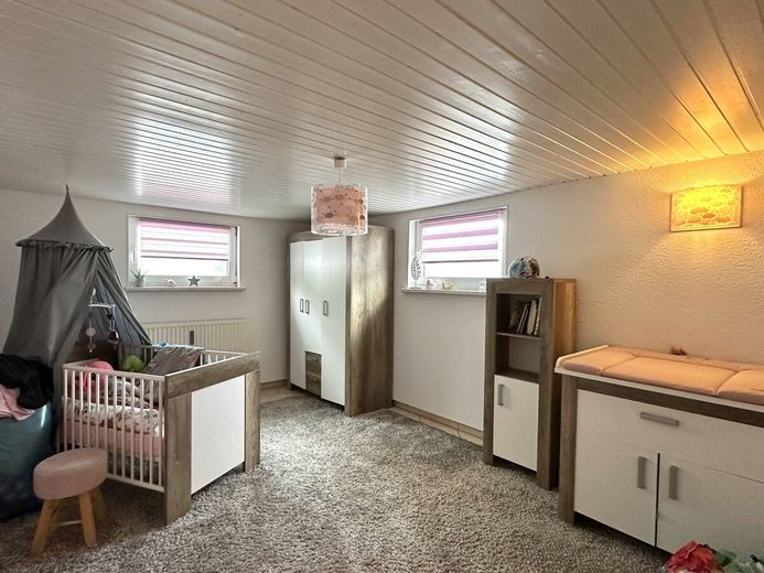 HORN IMMOBILIEN ++ Einfamilienhaus mit Nebengebäude und schönem Grundstück, ruhige Lage – Kinderzimmer