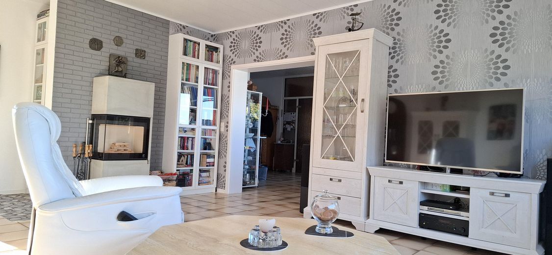 Zweifamilienhaus plus Appartement - Provisionsfrei – Wohnzimmer Erdgeschoss
