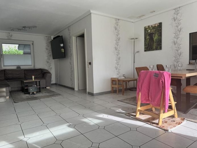 Modernisiertes Einfamilienhaus in ruhiger Sackgassenlage mit Kamin, PV-Anlage und großem Grundstück – Wohnzimmer