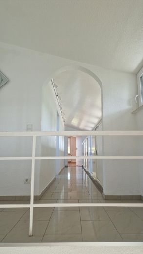 Villa en ubicación privilegiada de Wo-Herrnsheim con gran jardín A + – Blick von Treppe zum Flur OG