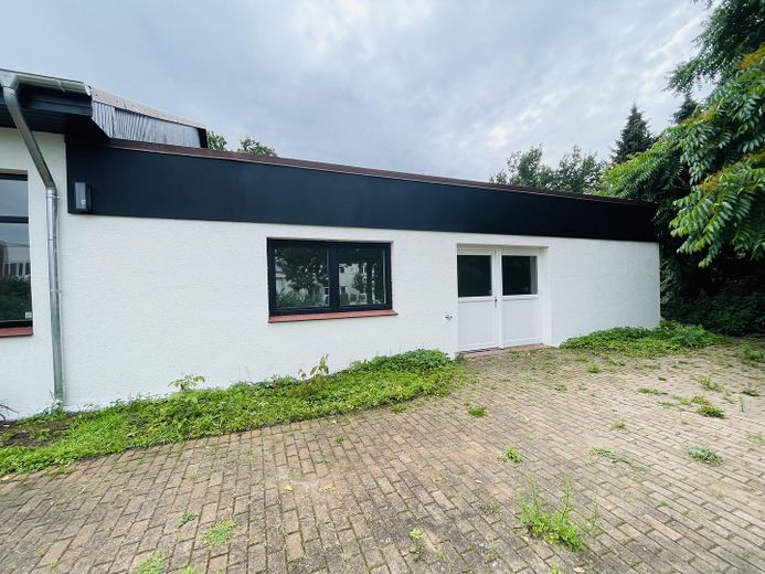 Frisch renoviert ! 885m² Elegante & Attraktive provisionsfreie Gewerbefläche in Winsen (Luhe) – Aussenansicht Flachdach