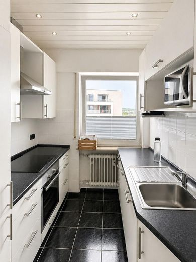 Appartement soigné de 3 pièces sur le Kuhberg à Ulm – 2 balcons, environnement calme & excellente desserte – Küche