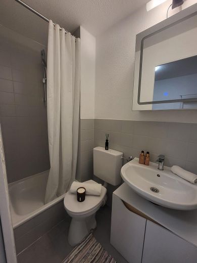 Renoviertes und möbliertes Studentenapartment im Zentrum von Erlangen, provisionsfrei, bezugsfertig – Bad