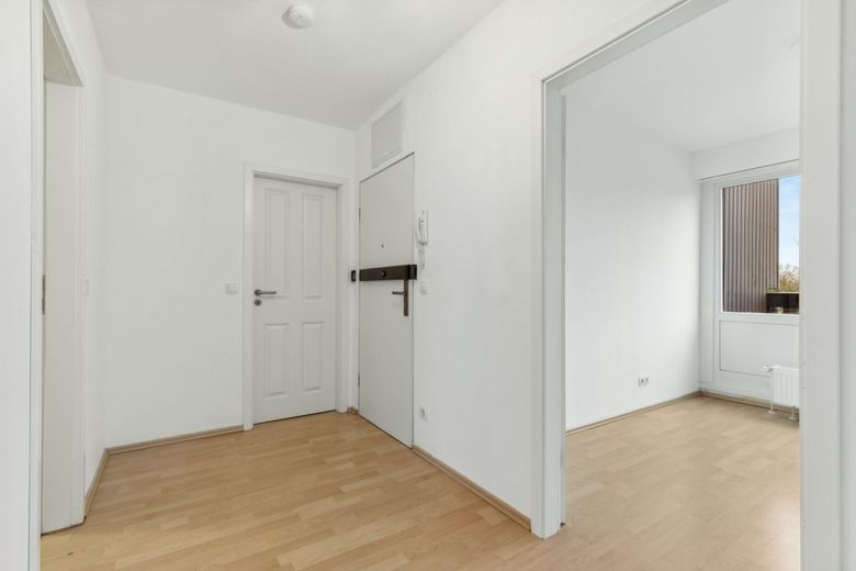Modernisierte 3-Zimmer-Wohnung mit Tiefgaragenstellplatz in
bester Lage von HH-Meiendorf – Eingangsbereich