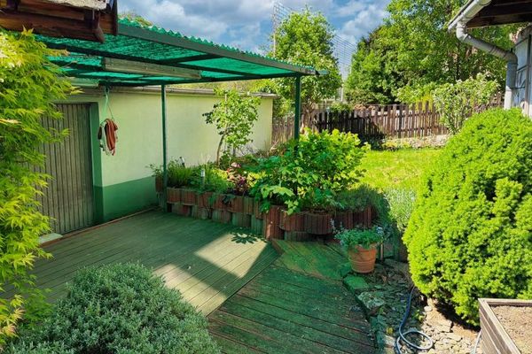 ***Bakımlı bahçesi ve dört garajı olan şehir evi - potansiyeliyle nadir fırsat