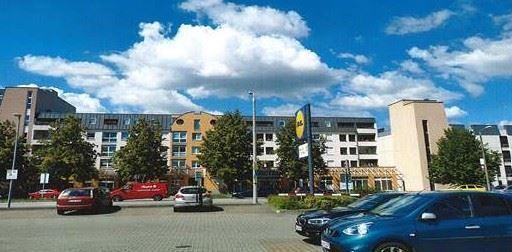 Großzügige 2-Zimmer mit Loggia, Wanne, Aufzug und Laminat in zentraler Lage! – Hausansicht