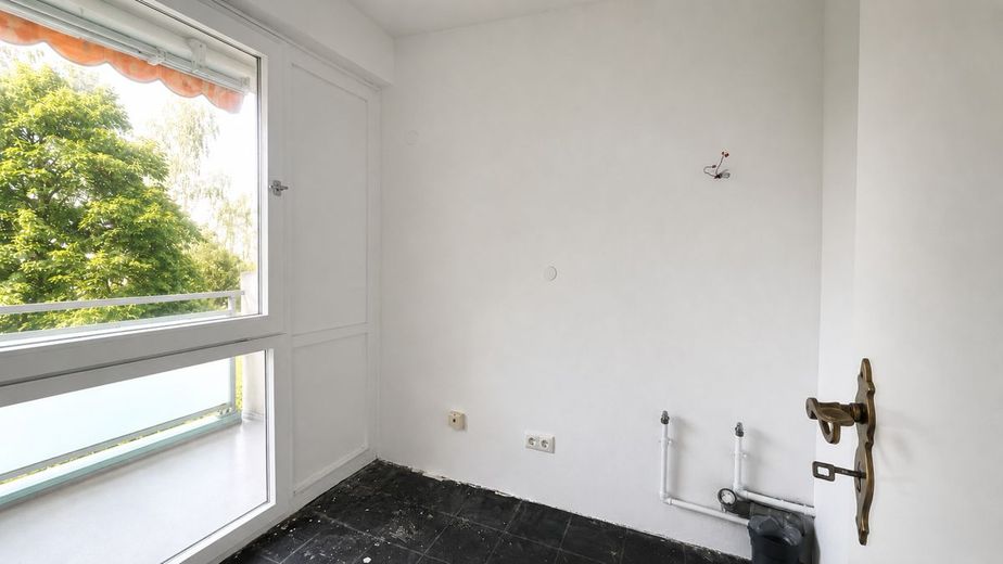 Kapitalanlage mit Seltenheitswert: Appartement mit Balkon, Indoor-Pool und Garten in Wi-Sonnenberg – Küche