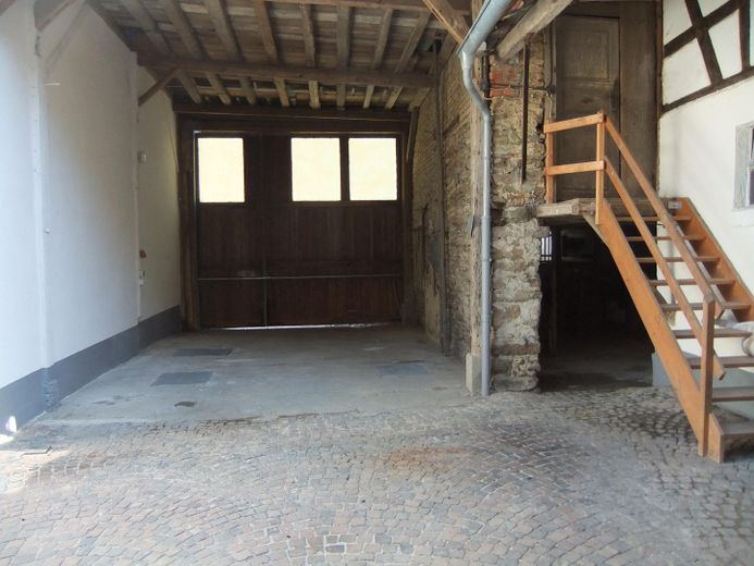 Wohnhaus in Idstein-Heftrich mit großem Innenhof, Scheune und Nebengebäuden – Hofeinfahrt überbaut