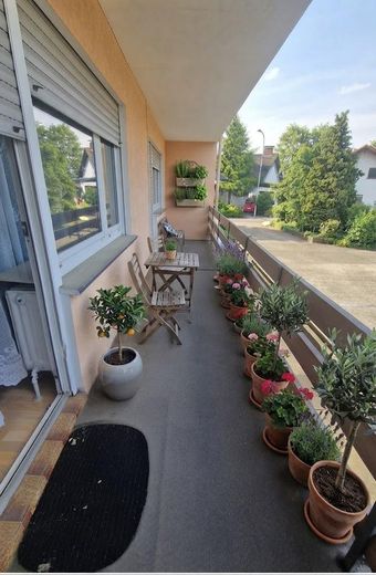 Achtung: Schöne Hochparterre-Wohnung in ruhiger Lage – Balkon